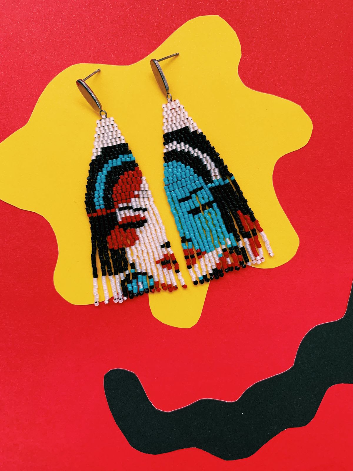 Aros triángulos flecos rostro
