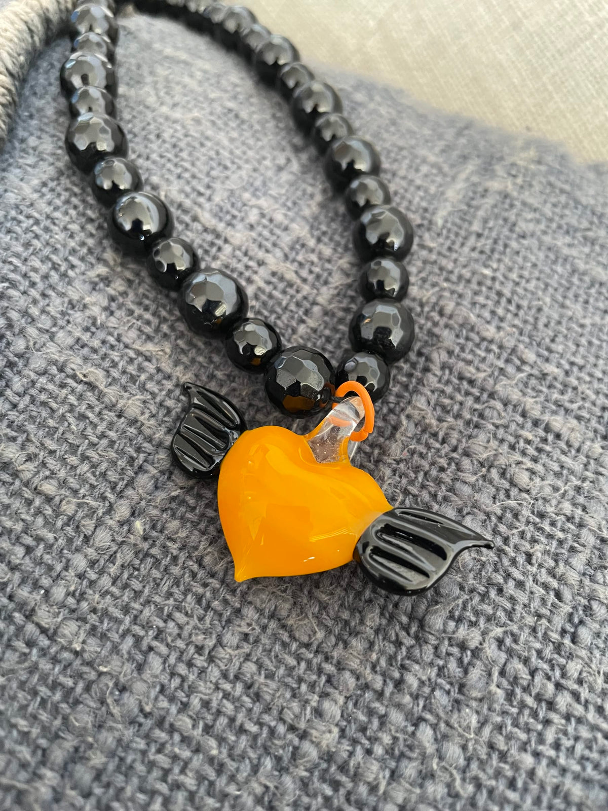 Corazon Alado Negro Collar