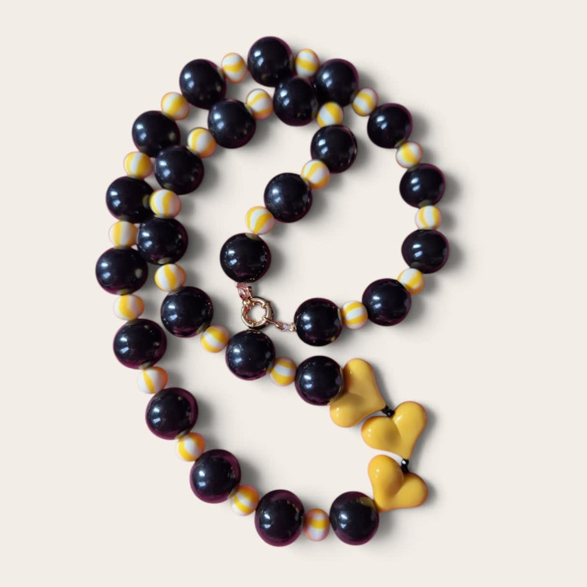Collar Negro/Amarillo corazones