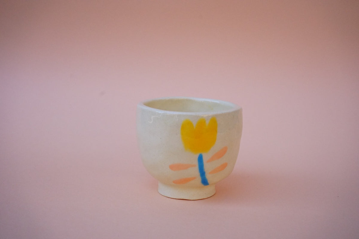 Taza para café con flores amarillas