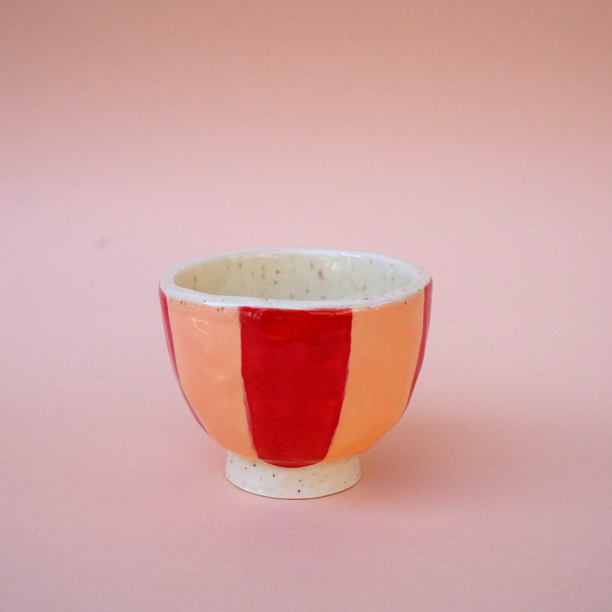 Taza para café en rojo, damasco y amarillo