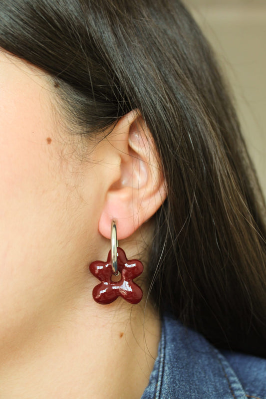 Aros Hibisco Charm Burdeo · Argolla plateada Aros