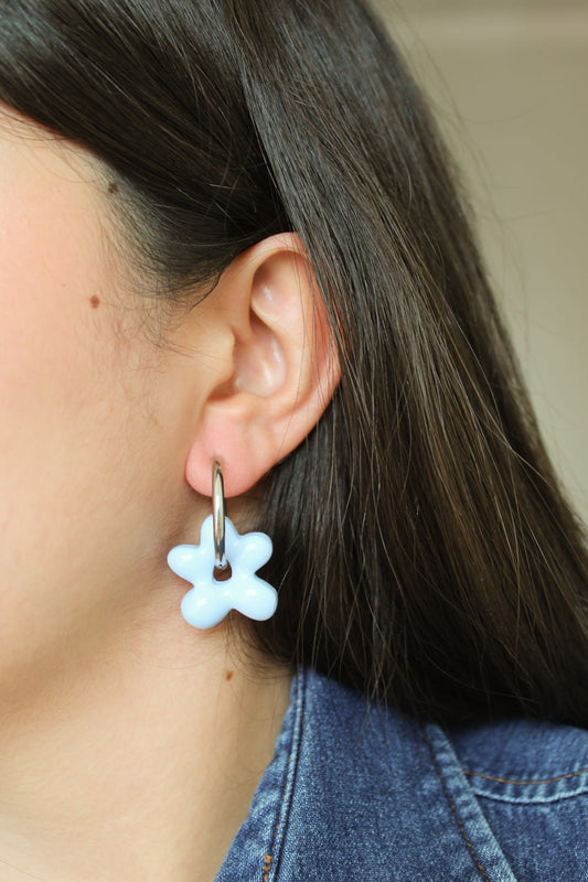 Aros Hibisco Charm Celeste · Argolla plateada Aros