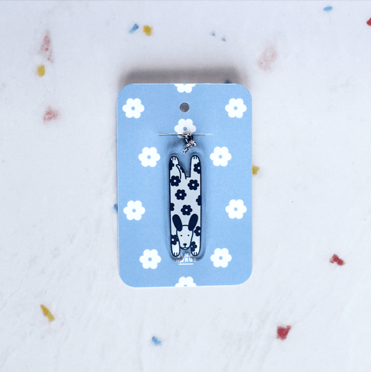 Llavero acrílico perrito con flores azules