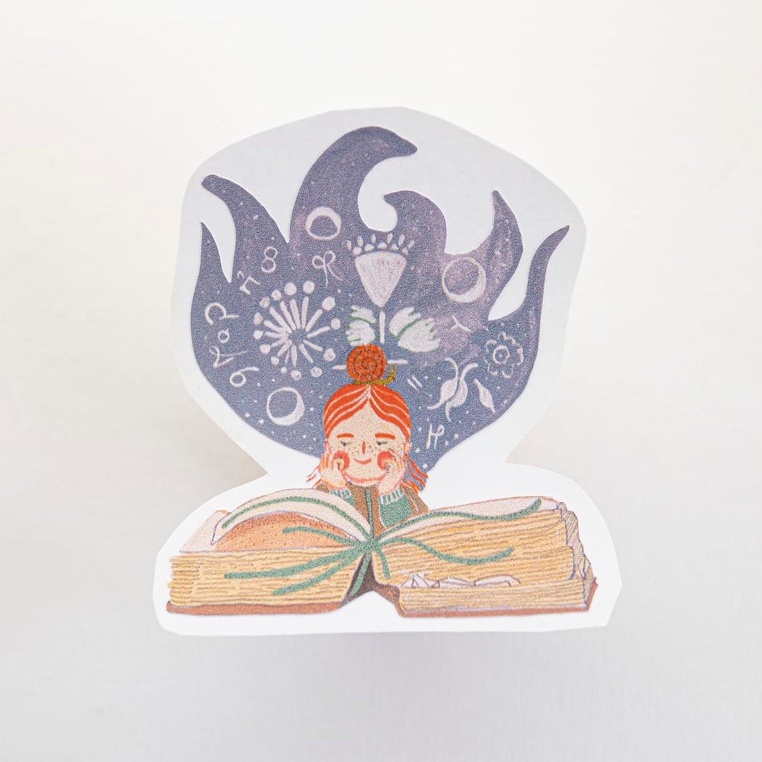 Sticker unitario Niña leyendo – DECATALOGO