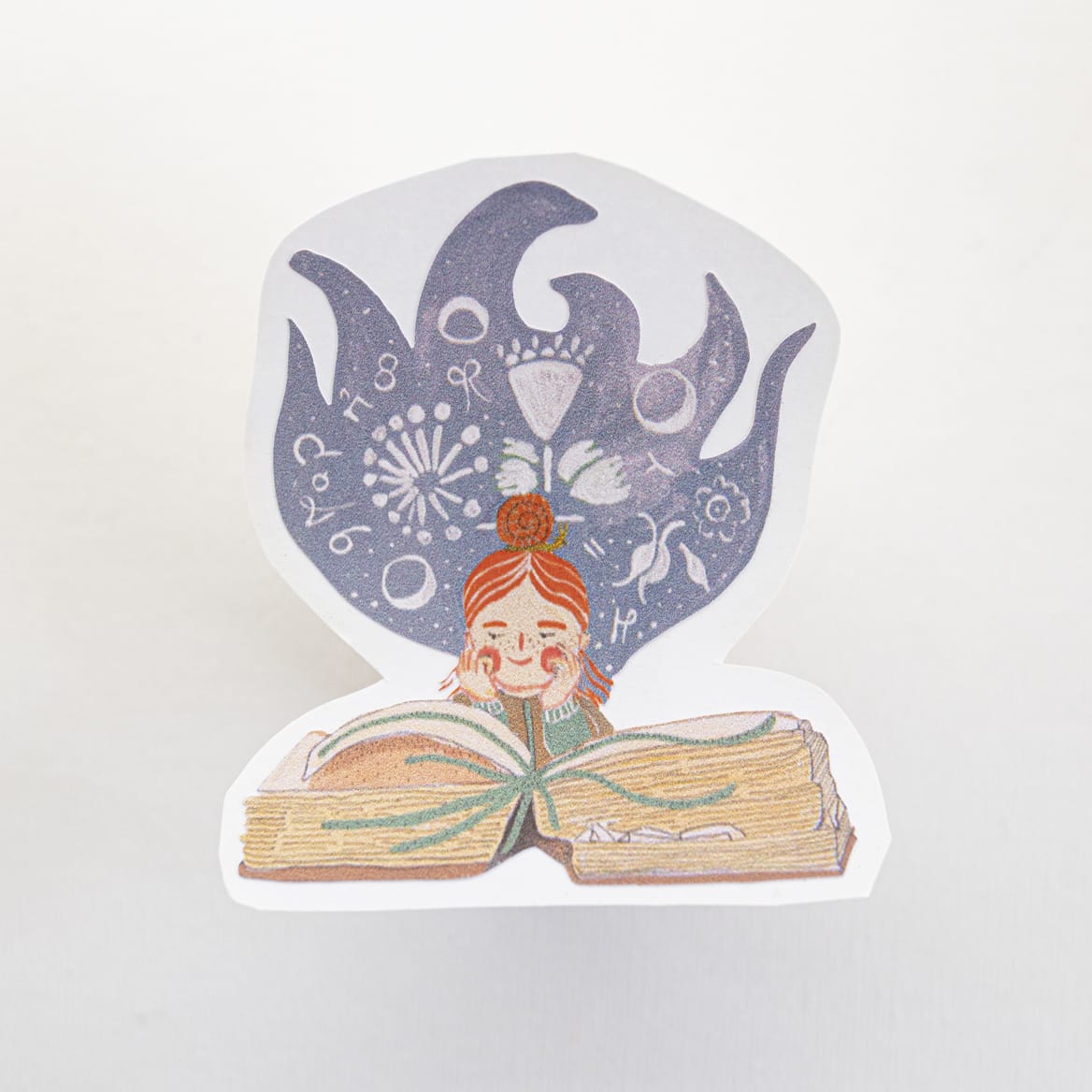 Sticker unitario Niña leyendo – DECATALOGO