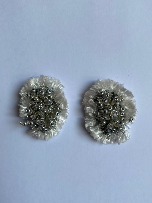 Aros Pompon Gris Claro