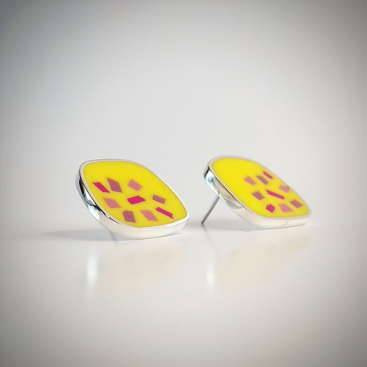 Aros Terrazzo 3 aros pegados resina y acrilico amarillos y violeta