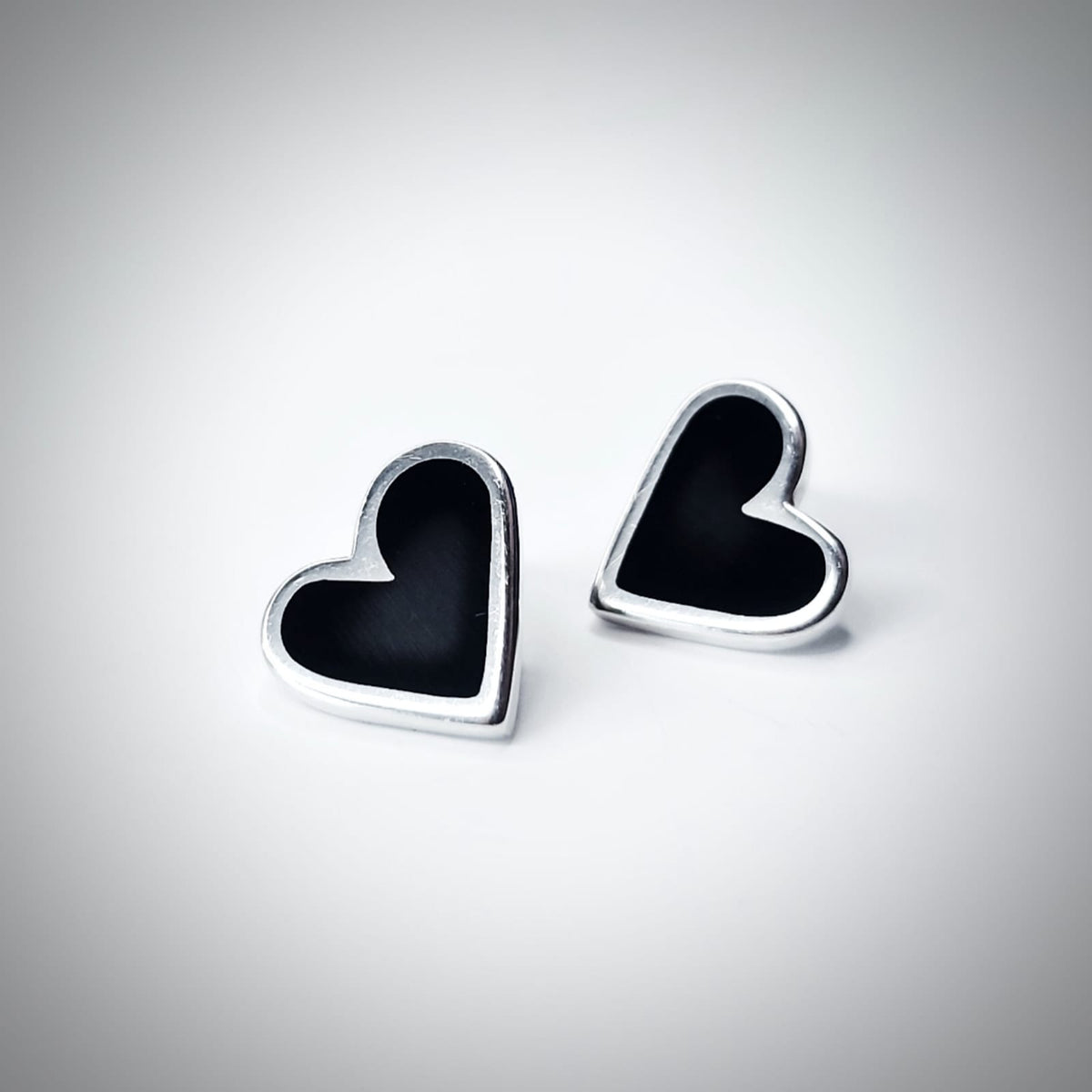 Aros Corazón negro aros pegados de plata y resina negros